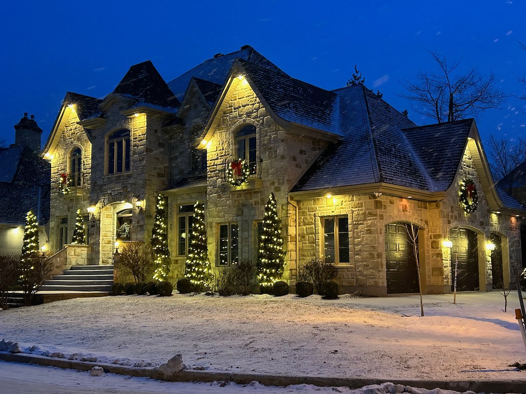 Christmas lights decoration service in Blainville, Qc.